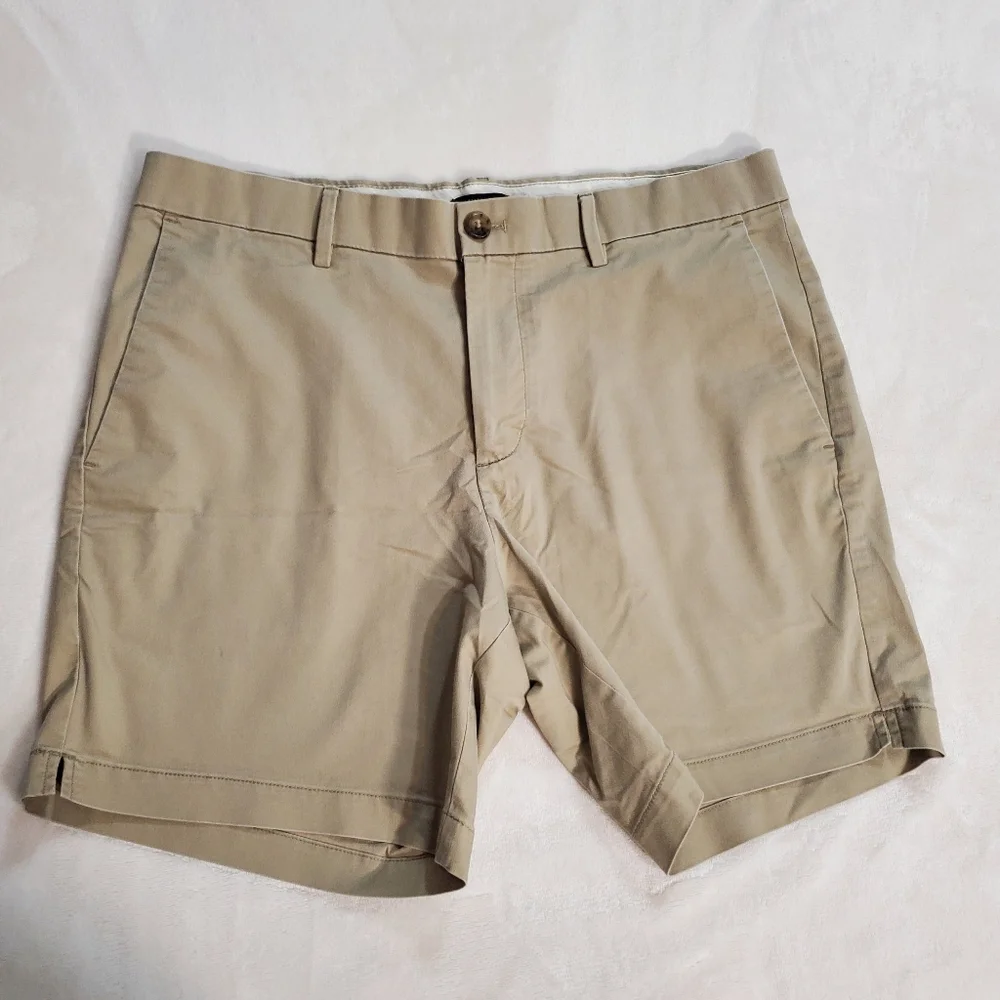 Banana Republic Mens‎ Shorts Size 33, Khaki Color.  SKU# A-68